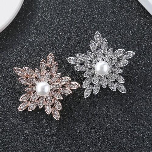 Rhinestone Snowflake Flower Brooches for Women Vintage Fashion Luxury Brooch Pin Retro Pattern Hollow-out Jewelry Good Gift