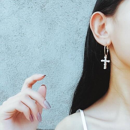 2021 Womens Vintage Golden Pearl Cross Buckle Earringes For Women Golden Metal Earringe Charm Pendant Earringes Fashion Jewelry