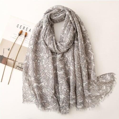 Fashion Women Spain Luxury Viscose Scarf Light Grey Aztec Floral Fringe Shawls and Wraps Foulard Echarpe Muslim Hijab 180*90Cm