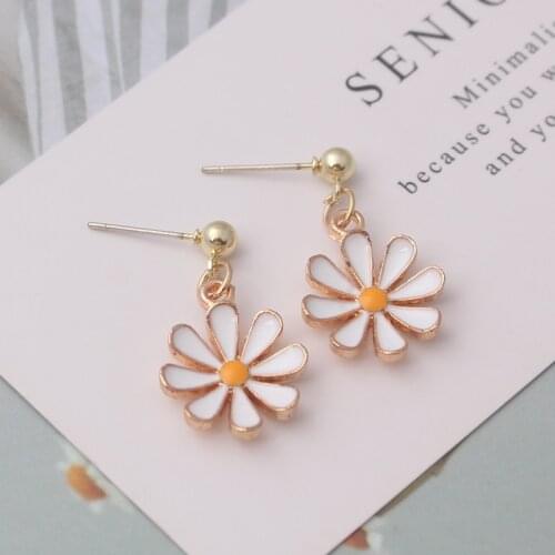 Korean Delicate Small Daisy Dangle Earrings for Women Cute Enamel Glaze Flowers Party Jewelry Accessories Girl Gift Brincos