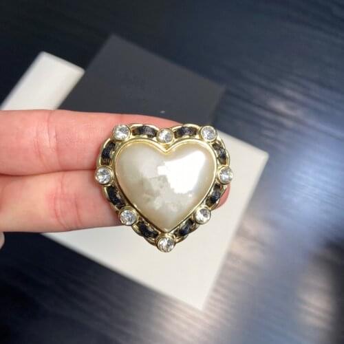 2021 Brand Fashion Vintage Camellia Flower Style Heart Brooch Sweater Jewelry Light Gold Color Fine Top Quality Pearls
