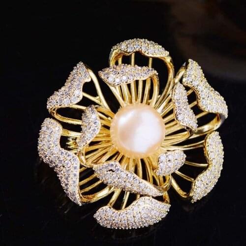 Fashion Elegant Designer Flower Brooch For Women Birthday Gift High Quality Sparkling Brooches With Freshwater Pearl