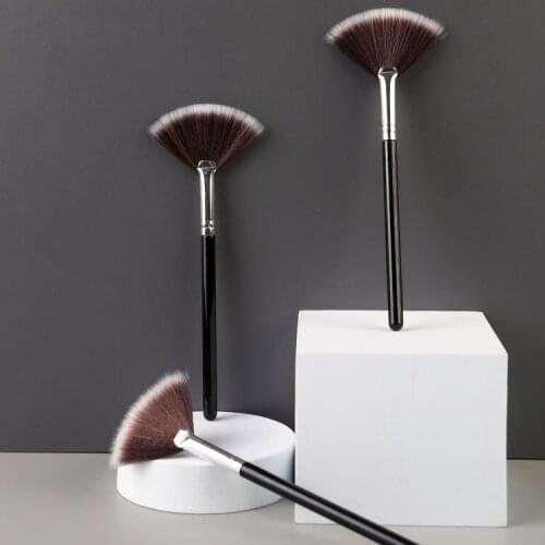 Fan-shaped blush brush soft whitening beauty tools makeup artist dedicated brush