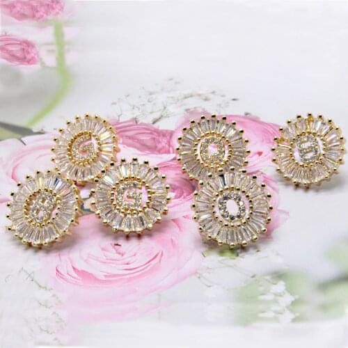Pendientes de circonia cúbica con 26 iniciales para mujer, joyería con cierre de tuerca, de color dorado, con letras del