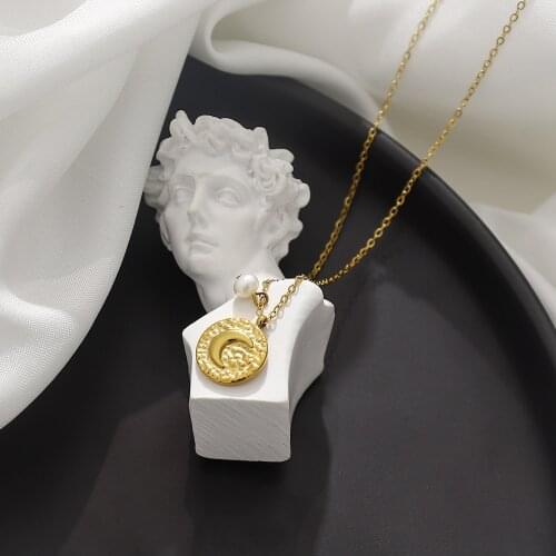 2021 Vintage Women Jewelry Natural Pearl Moon Curved Coin Pendant 18K Golden Necklaces for Female Stainless Steel Chain Choker