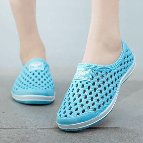 2021 Summer Mens Sandals Ladies Slippers Non-slip Couple Large Size Womens Sandals Hollow Breathable Womens Shoes Beach Shoes