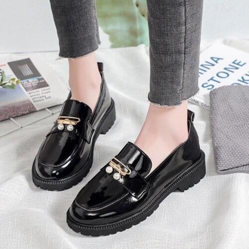 2021 Spring Women Loafers Patent Leather Platform Shoes Pearls Slip on Flats Metal Ladies Casual Shoes Black zapatos mujer 9012N
