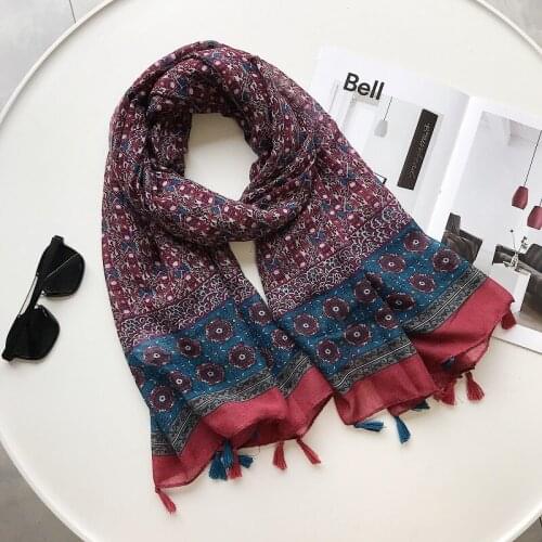 2019 New Women Totem Flower Print Tassel Scarves Shawl Small Floral Tassel Wrap Hijab Scarf Wholesale 10pcs/lot Free Shipping