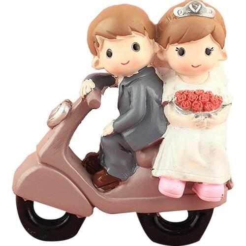 1pc Resin Figurine Romantic Decorative Creative Durable Elegant Figurine Decor Resin Couple Cake Topper For Party Wedding