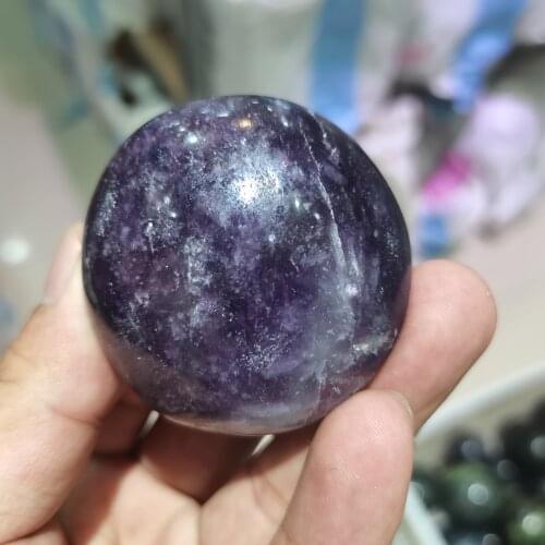 Natural crystal Ziyun mother hands play with reiki healing stones