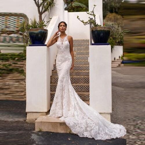 Modern Elegant Lace Mermaid Sleeveless Wedding Gowns for Bride V Neckline Illusion Back Bridal Wedding Dresses Appliqued 2020