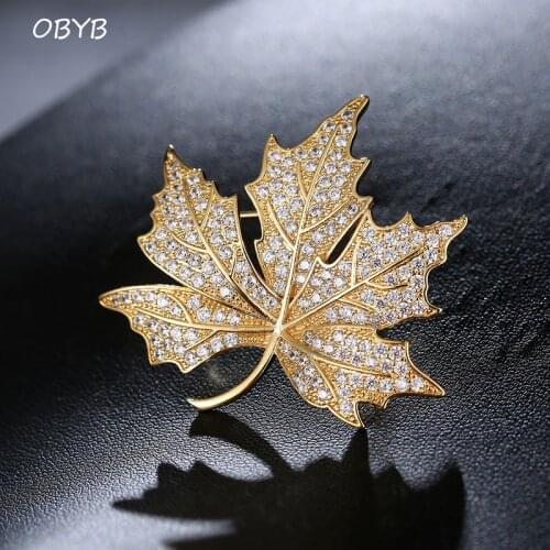 New Design Maple Leaf Brooches for Women Brand Luxury Clothes Badges Lapel Pins Cubic Zirconia Womens Accessories Holiday Gifts