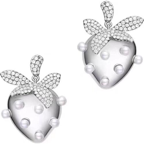 Silver micro-inlaid crystal diamonds, exquisite version, sparkling strawberry earrings, creatively designed banquet accessories