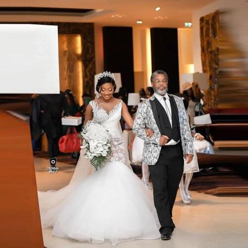 Plus Size Lace Wedding Dressing Gowns V Neck Sleeveless Custom Made Train Tulle Crystals Long Bridal Gown Bride