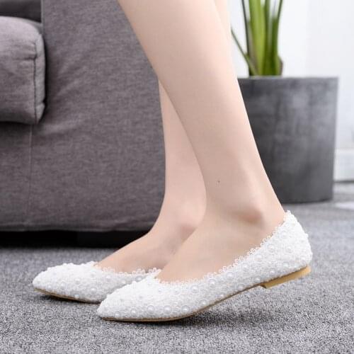Crystal Queen White Lace Pearls Women Wedding Shoes Flat Heel Casual Shoes Ladies Party Dress Shoes Pointed Toes Size 42
