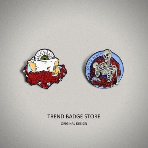 Rose bush in the nose Eyeball Rose around the skeleton mother holding skeleton baby creative brooch