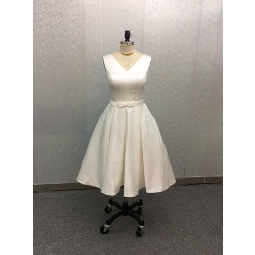Elegant Short Satin V-Neck Wedding Dresses with Pockets Lace Up Back Knee Length Ivory Bridal Gown with Belt For Women