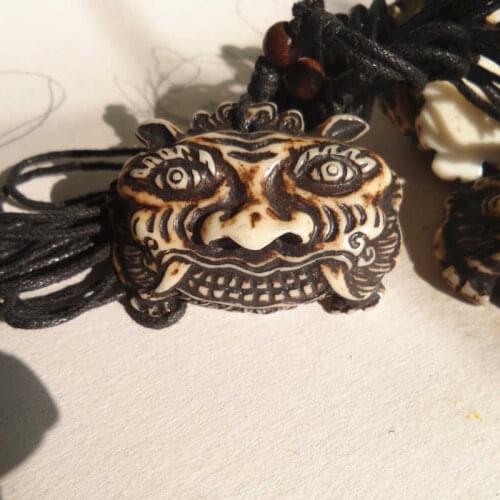 TNL462 Tiger Head Amulet Pendants Necklace with Adjustable Rope Chain Resin Crafts