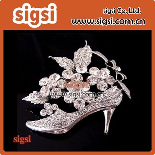 Dreamlike rhinestone high heels brooch