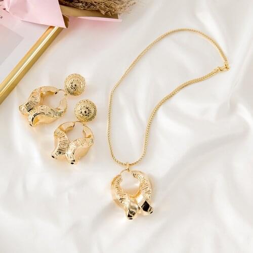 Golden Color High Quality Exquisite Style Popular Design Copper Necklace And Earrings Jewelry Set For Women 2021 New Arrival