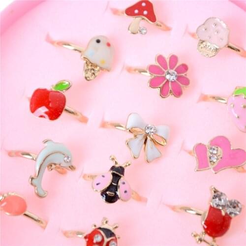 Random Style Children Kids Sweet Cartoon Cats Bowknot Flower Moon Star Heart Dog Rabbit Crystal Rings Jewelry Gift 2pcs