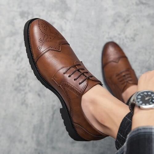 New 2021 Flat Classic Men Dress Shoes Genuine Leather Wingtip Carved Italian Formal Oxford Footwear For Wedding Party Reto Shoes
