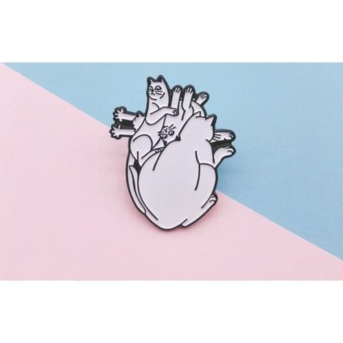 Cartoon creative organ heart enamel brooch animal white cat hug heart shaped alloy badge cowboy clothes bag pin cute jewelry
