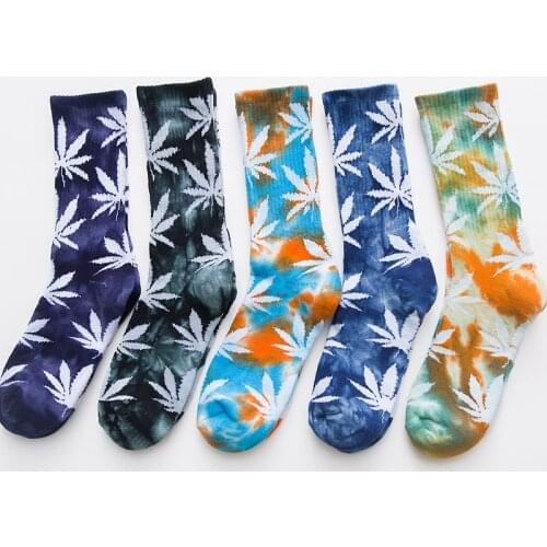 Crew Novelty Colorful Gradient Tie-dyeing Maple Leaf Men Fashion Unisex Skateboard Harajuku Cotton Socks Hiphop Ethnic Couple