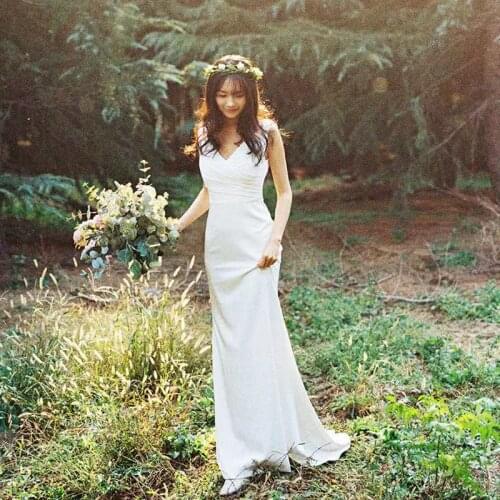 Minimalist simple sweep brush train V-neck sleeveless satin zipper backless 2021 wedding dress bridal gown