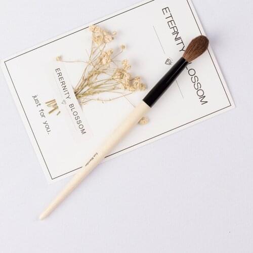 Bdbeauty Wood Handle Eye Blender Brush - Expert Eye Shadow Shades Blending Brush - Beauty Makeup Applicator Tool