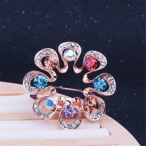 Crystal Flower Brooches Pin Rhinestone Pins and Brooch Women Wedding Party Casual Brooch Pins Gifts Clothes Accessories