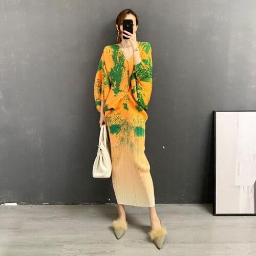 Pleated bat sleeve printed dress for female autumn 2021 temperament large size V-neck fashion slimming dress