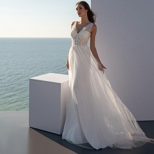 A-Line V-Neck Beach Wedding Dresses 2021 Lace Appliques Sequins Pleat Backlesss Sleeveless Tulle Bridal Gown Sweep Train