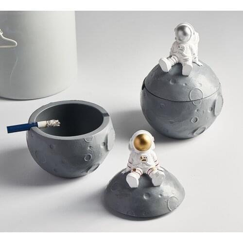 Anti-flying Ashtray with Lid Cover Astronaut Shape Creative Resin Living Room Home Coffee Table Decorations Boyfriend Mens' Gift