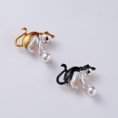Play Ball Cat Enamel Brooch Animal Kitty Brooches Cute Brooch Scarf Dress Decoration Party Casual Brooch Pin Charm Jewelry Gift