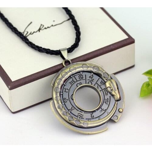 Game Assassins Creed Vintage Rune Snake Amulet Necklace Connor Same Style Retro Punk Round Metal Pendant Car Keyring