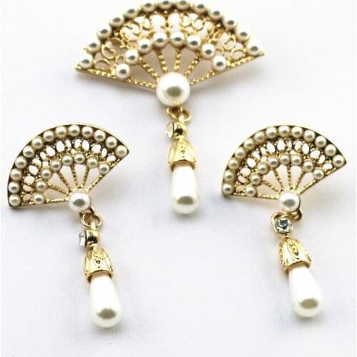 Autumn and winter new retro style palace imitation pearl fan-shaped fashion personality brooch