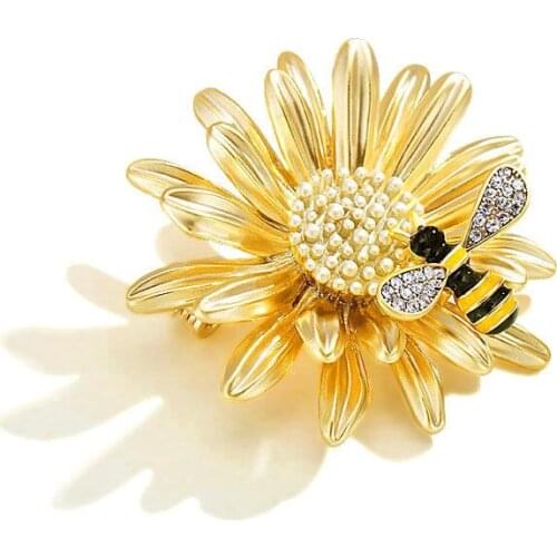 Chic and sweet daisy bee badge brooch fashion diamond matte corsage clothes accessories jewelry gifts home decoration