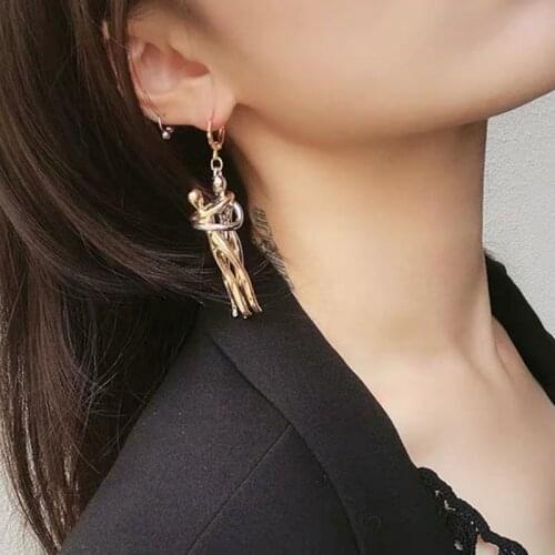 2021 new personality design exaggerated three-dimensional two people embrace womens party accessories retro earrings