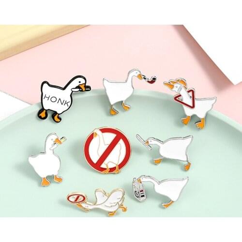 New Creative Hot Goose Hard Enamel Brooch Pins Metal Alloy Fashion Jewelry Lapel Pins Badges Accessories For Women Cloth Decor