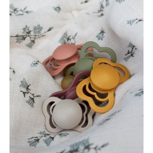 New Season Baby Pacifier Classic High Quality Material Baby Newborn 2 Pcs Orthodontic Natural Rubber Pacifier Bibs Couture