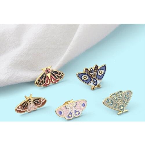 Moth Enamel Lapel Pin Butterfly Brooches Moon Star Gold Color Badges Animal Jewelry Gift for Men Women Boy Girl Gift Wholesale