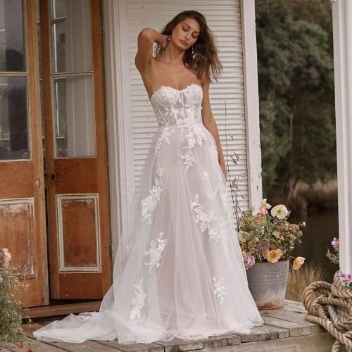Bohemian Strapless A-Line Wedding Dresses 2021 Lace Appliques Sweep Train Backless Tulle Bridal Gowns Robe De Mariée