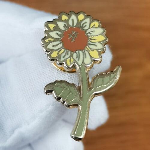 Beautiful Sunflower Brooch Here comes the sun, so let yourself shine with this salubrious flower accessory