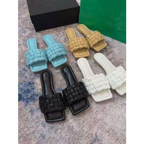 2021 summer new slippers women wear flat bottoms outside in summer, fashionable and versatile, contact and weave one word square