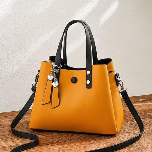 2020 trendy handbags Korean version of sweet and fashionable wild messenger bag shoulder bag handbag locomotive bag