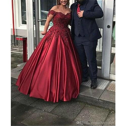 Off the Shoulder Ball Gowns Prom Dress Applique Lace Matte Satin Sleeveless Evening Gown Customized vestido de festa