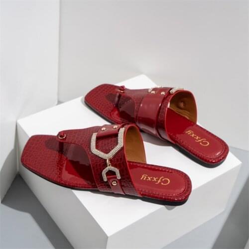 New Ladies Slippers 2021 Summer Slides Fashion Flip Flops Metal Chain Decorated Flat Round Toe Women Slides Female Beach Shoes