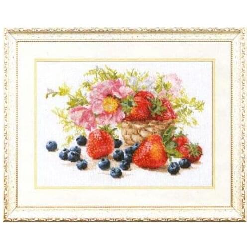 Gold Collection Counted Cross Stitch Kit Strawberry Blueberry and Flower Bouquet alisa 5-14