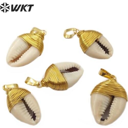 WT-JP162 Natural Cowrie Shell Pendant With Wire Wrapped Shell Pendant Gold Electroplated Hook Fashion Woman Pendant Shell Jewel